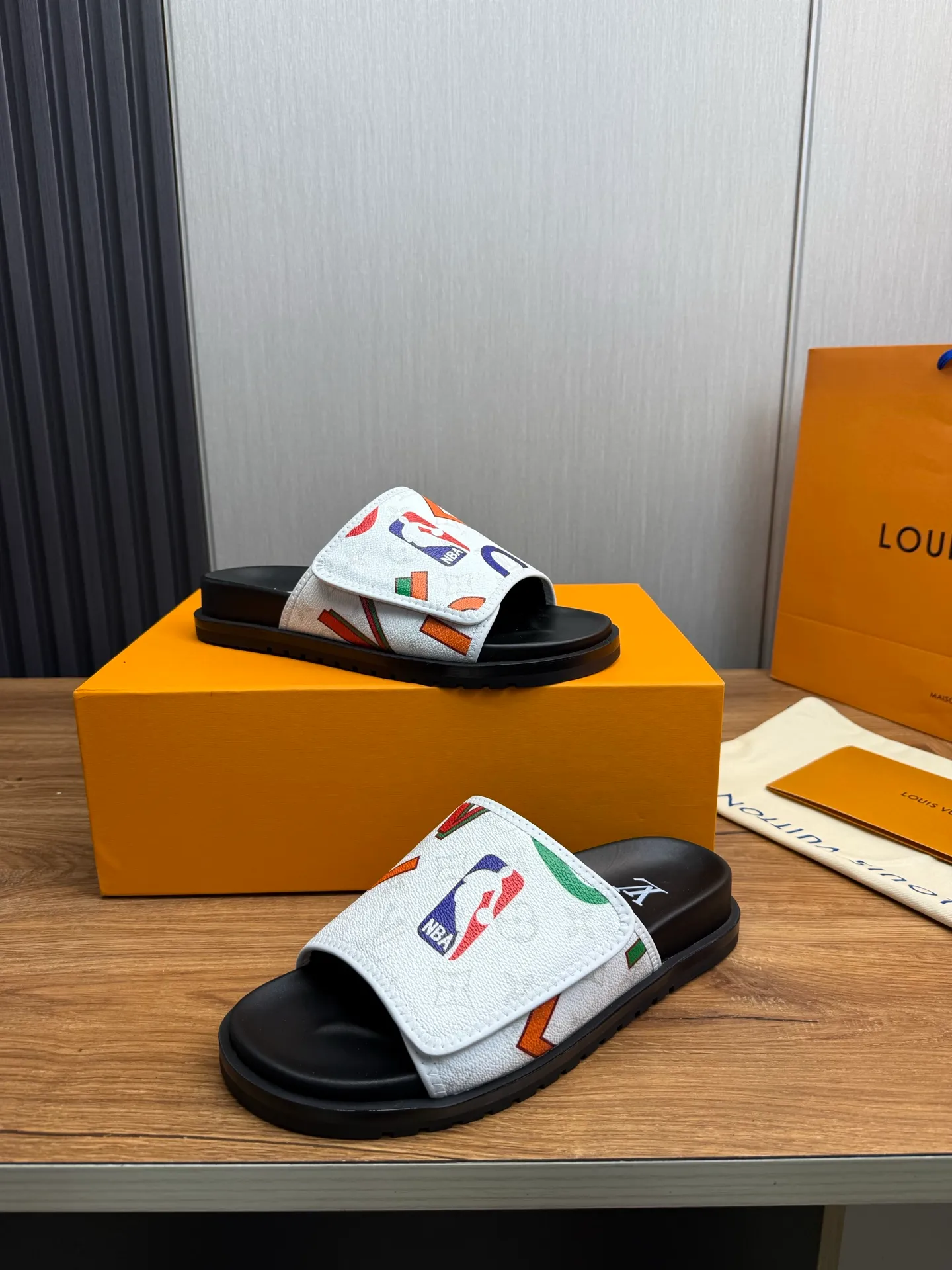 Men's shoes 💰320💰 Lv. hot selling men's slippers 🔥 🩴Official website one to one production 38-45 sizes 45 46 🉑️Customized!